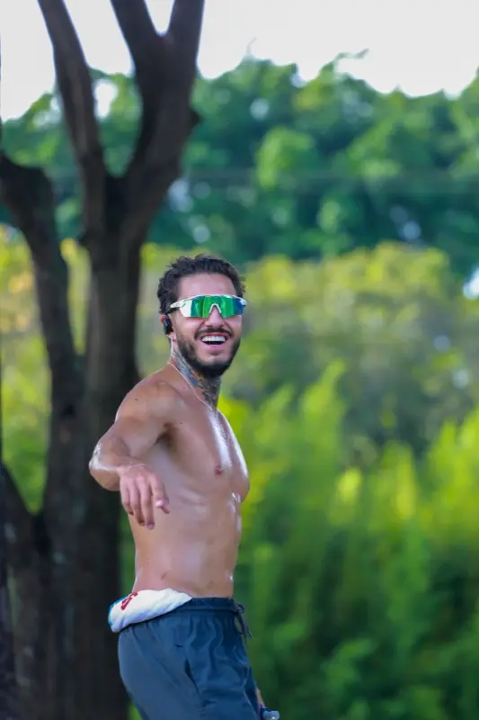 Atleta sorrindo após treino usando óculos USE KORRIDA