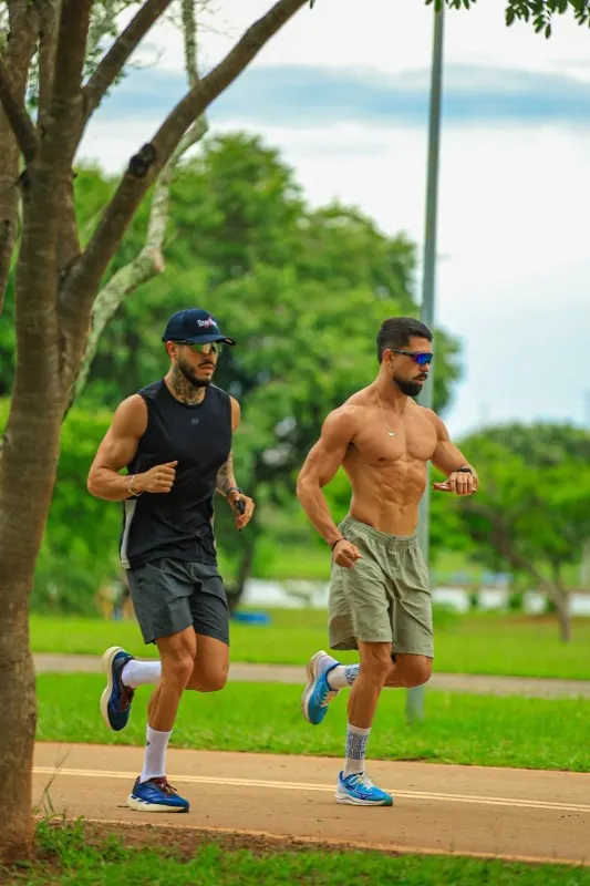 Dupla de corredores treinando com óculos USE KORRIDA