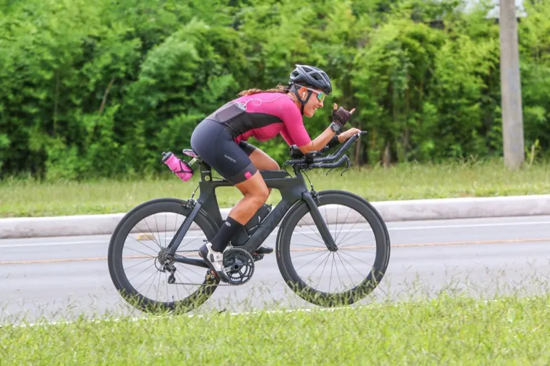 Ciclista em prova de triatlo com óculos USE KORRIDA