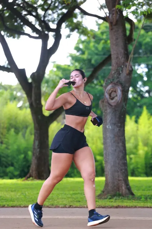 Atleta em recuperação pós-treino com óculos USE KORRIDA