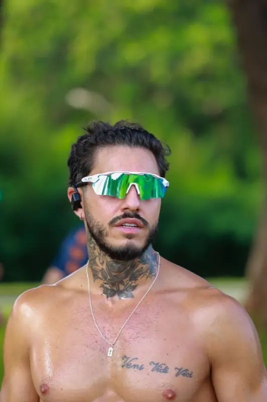 Close de atleta com óculos USE KORRIDA lente verde